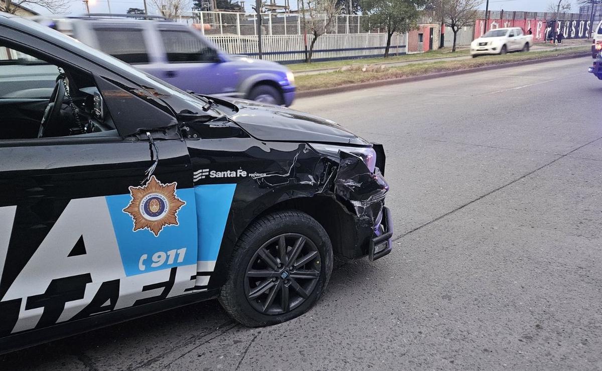 FOTO: El patrullero que chocó contra el camión.