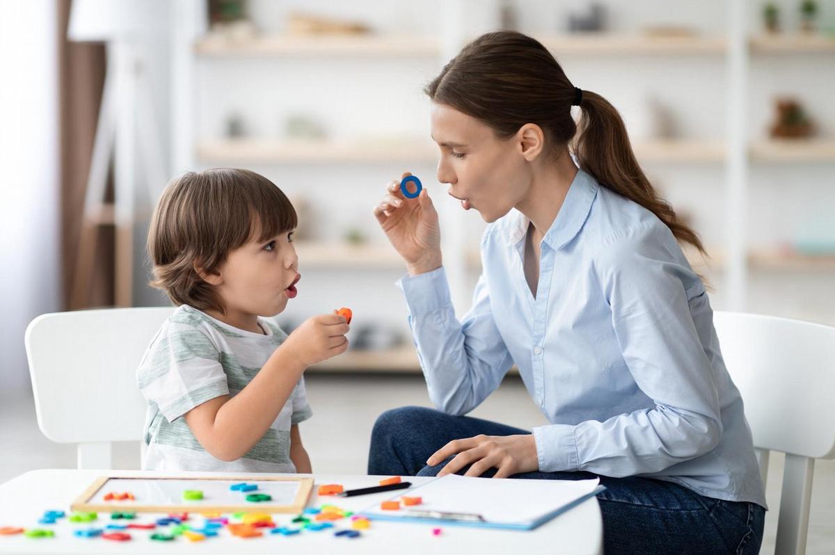 FOTO: Evolución del lenguaje infantil: claves del desarrollo en niños y adolescentes