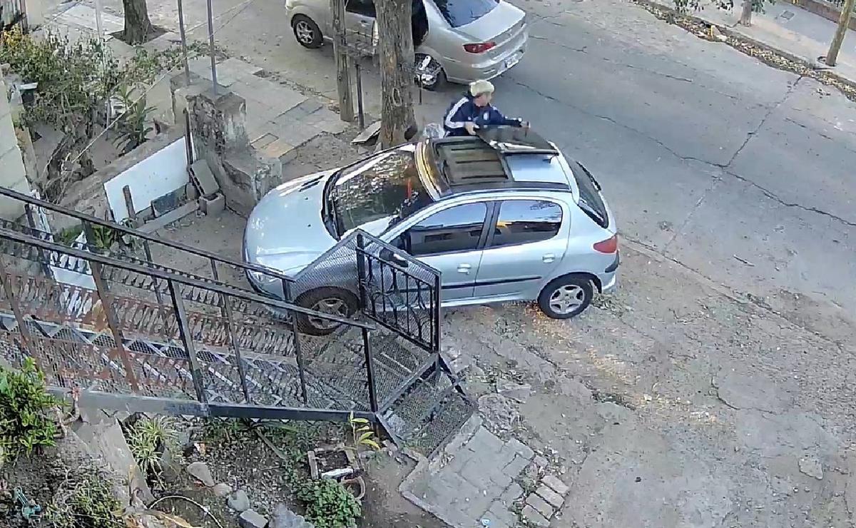 FOTO: El momento en que un ladrón roba el techo de cristal de un auto en Córdoba. (Captura)