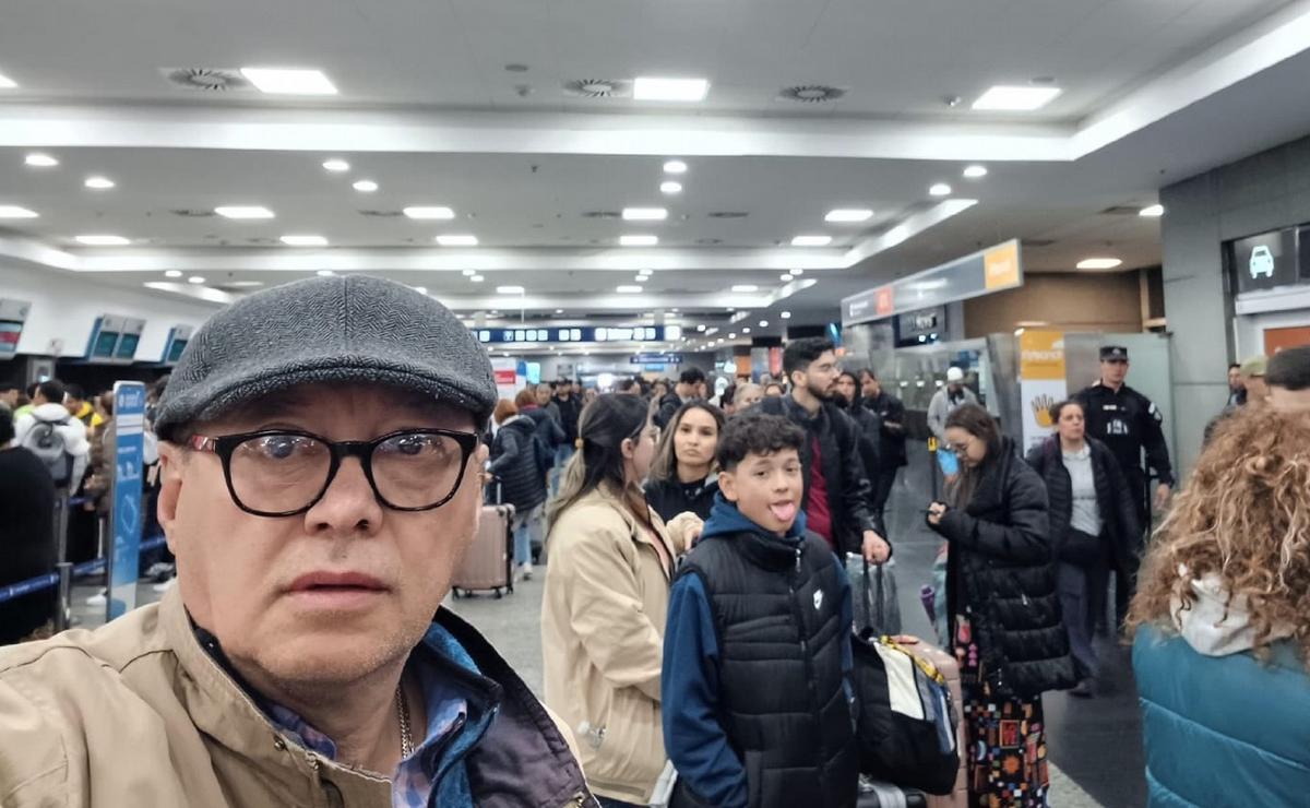 FOTO: Miles de pasajeros varados en el Aeroparque. 