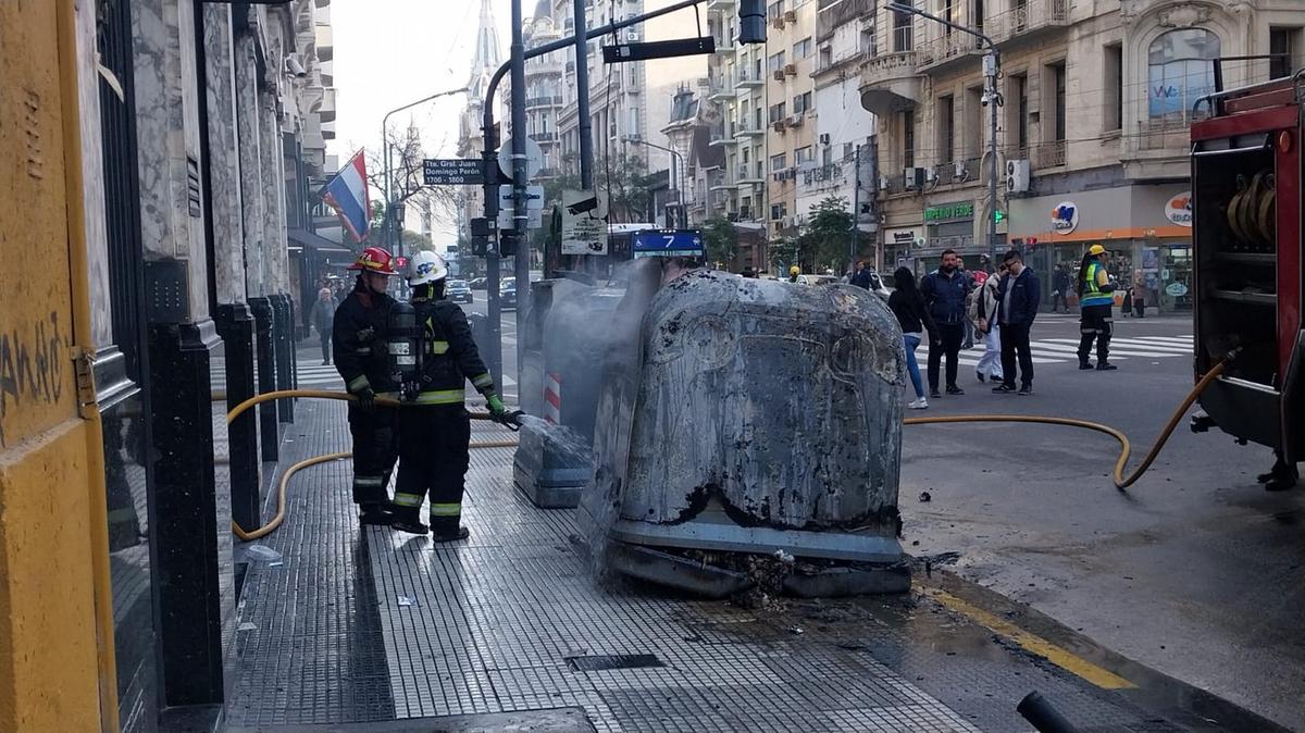 FOTO: Tensión frente al Congreso en la protesta de jubilados por el veto a la reforma