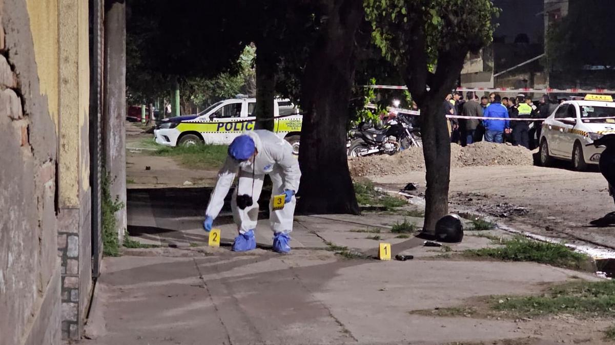 FOTO: Un presunto ladrón fue abatido por un policía a quien le quiso robar la moto