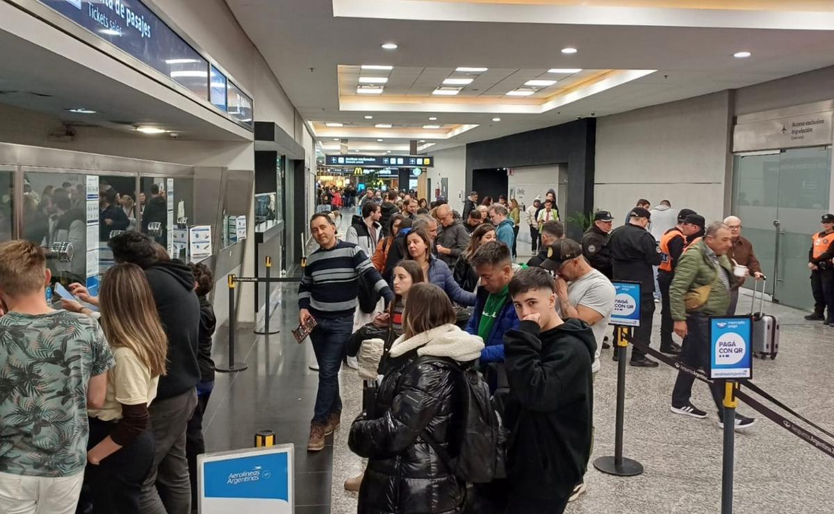 FOTO: Miles de pasajeros varados en el Aeroparque. 