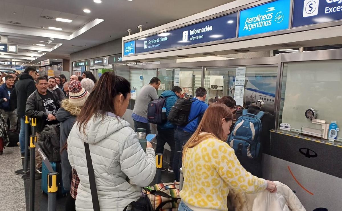 FOTO: Miles de pasajeros varados en el Aeroparque. 