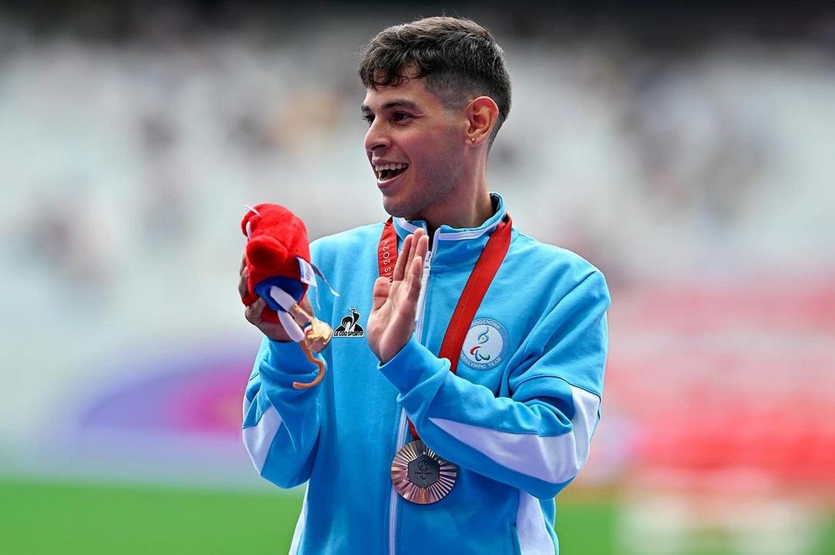 FOTO: El joven atleta de Pergamino, feliz por el logro.