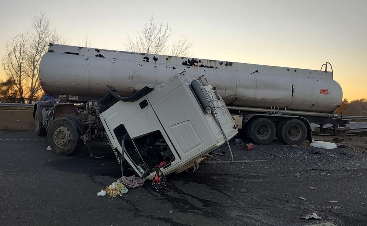 FOTO: Camión volcado en Circunvalación, en la zona del acceso sur.