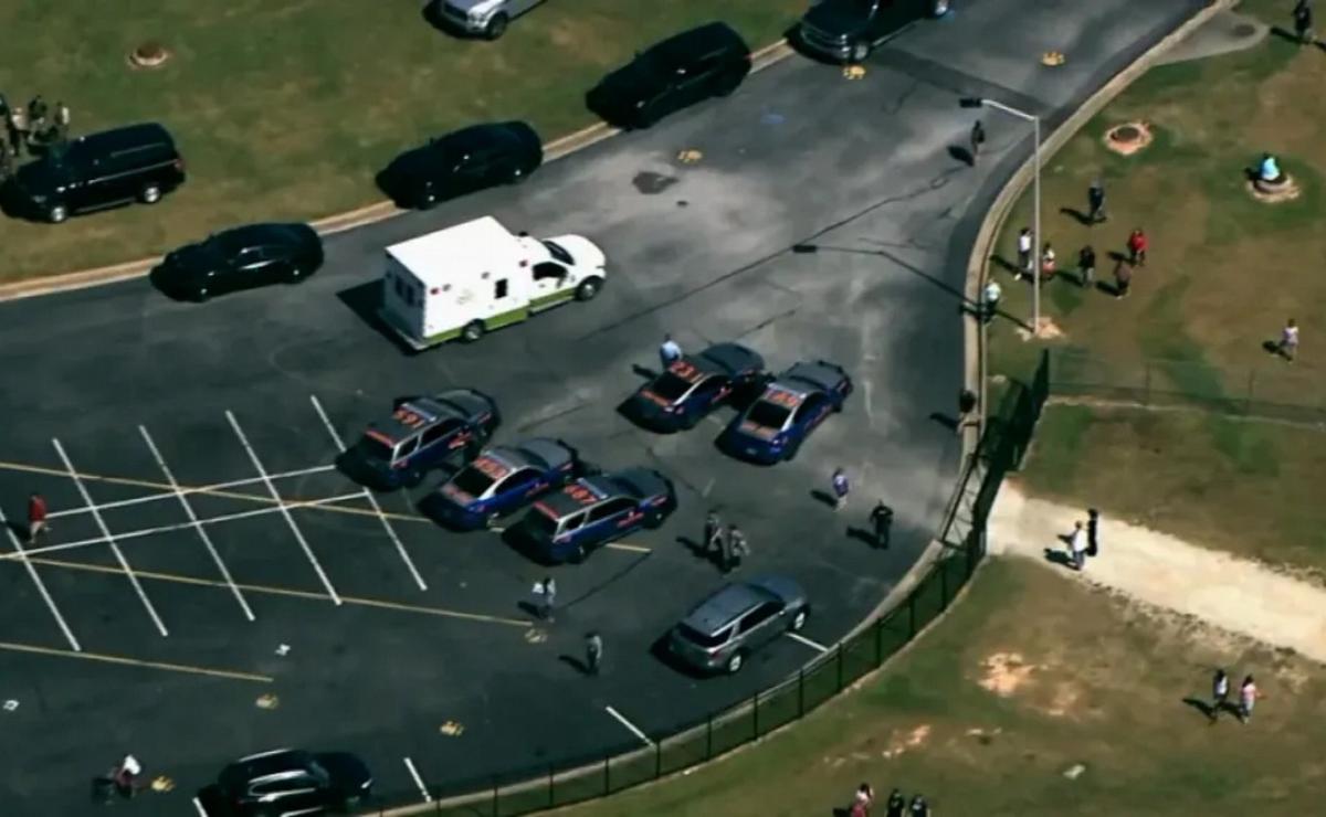 FOTO: La policía de Georgia en la escuela Apalachee en Winder (Foto: WXIA).