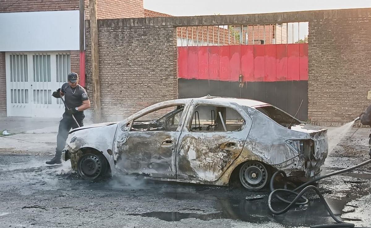 FOTO: Se incendió un taxi en zona sur de Rosario: habló una vecina que vio todo. 