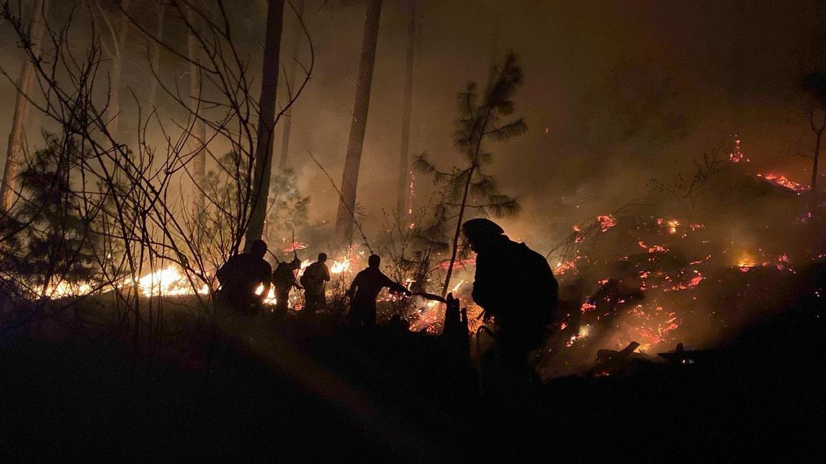 FOTO: Los bomberos realizan un trabajo a destajo desde hace más de 40 horas en Calamuchita.