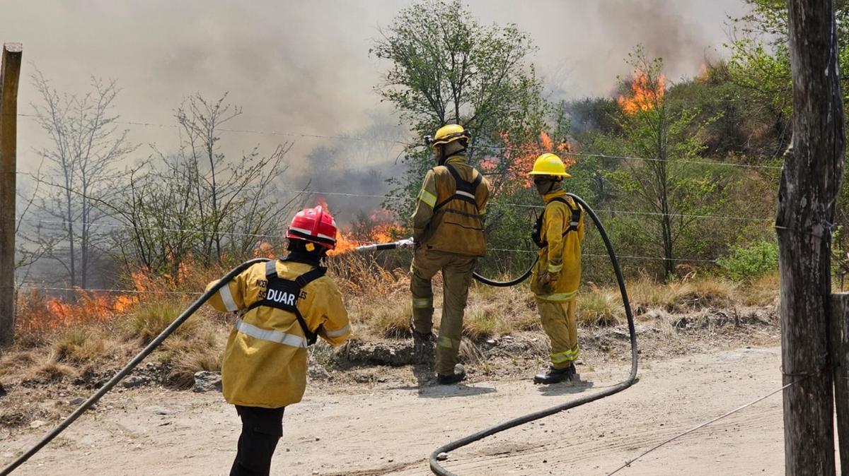 FOTO: Combaten un incendio en El Durazno, en Calamuchita. (Foto: Gob. de Córdoba)