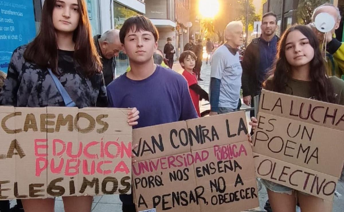 FOTO: Rosario: ruidazo de docentes universitarios por caída salarial y presupuestaria.-