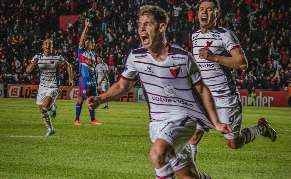 FOTO: Talpone grita el gol de triunfo de Colón. (Foto:@ColonOficial)