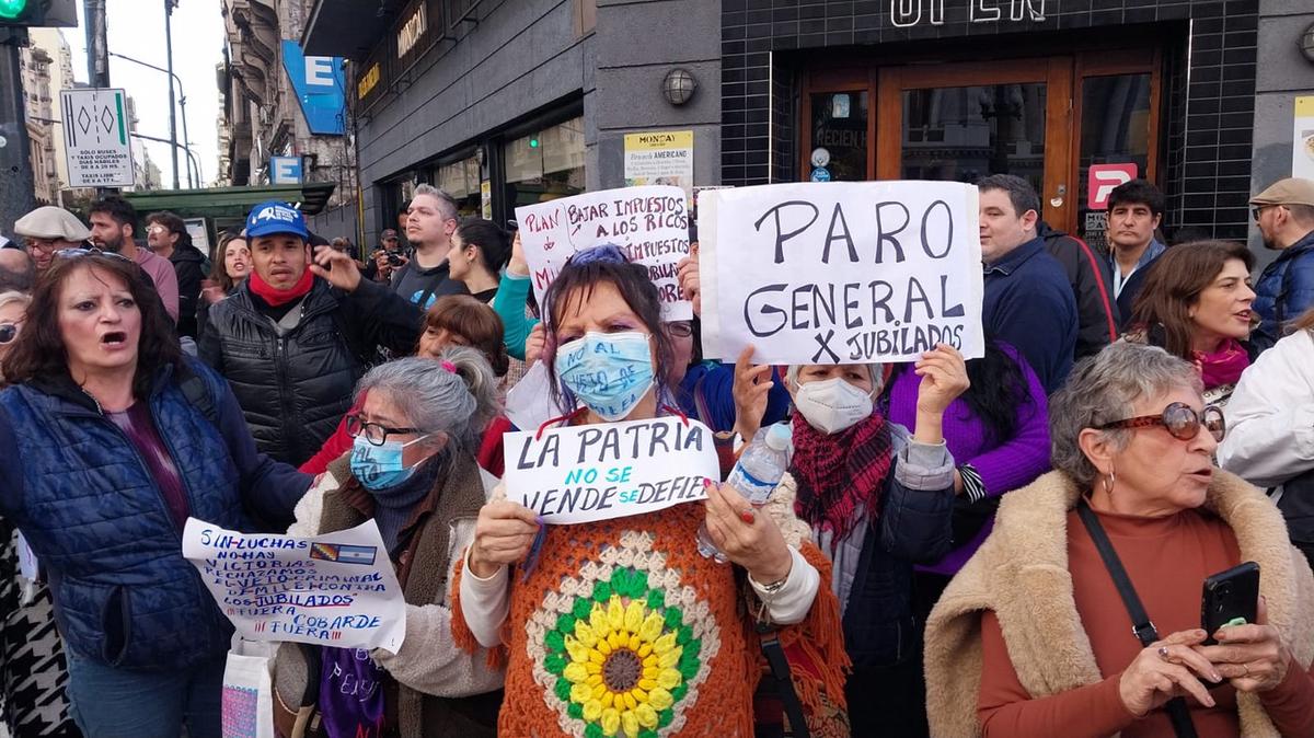 FOTO: Tensión frente al Congreso en la protesta de jubilados por el veto a la reforma