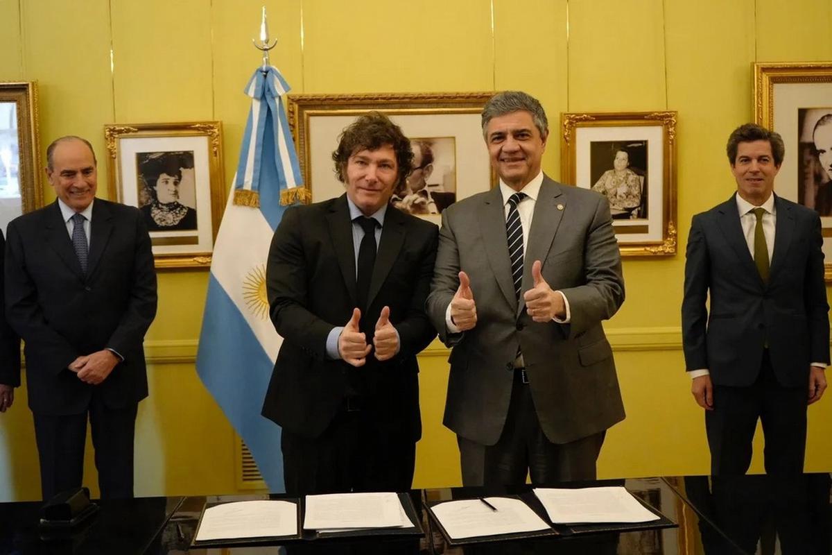 FOTO: Milei firmó con Jorge Macri el traspaso de 31 líneas de colectivos