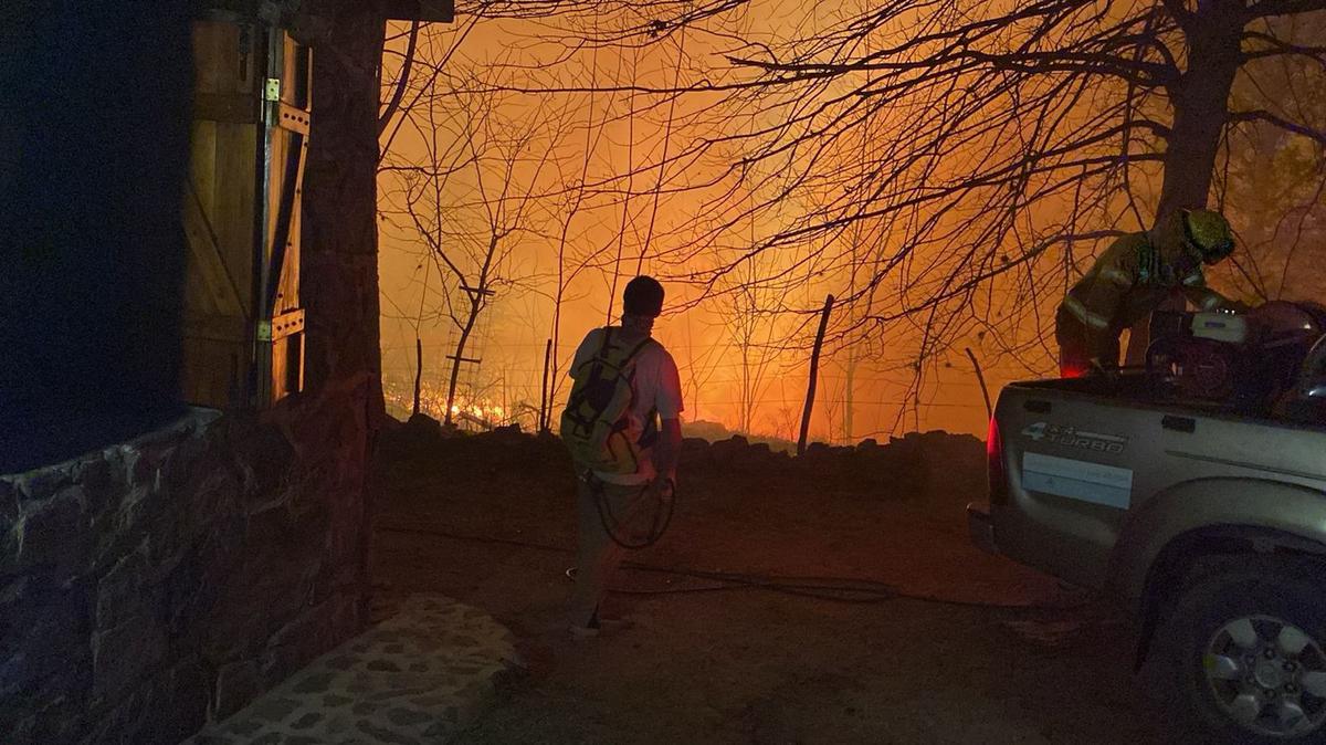 FOTO: La tarea de bomberos durante la noche fue intensa.