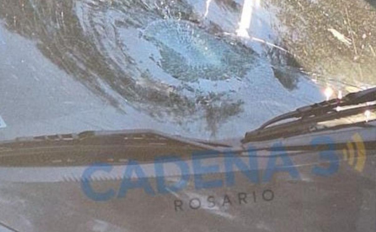 FOTO: El vidrio del auto quedó destruido.