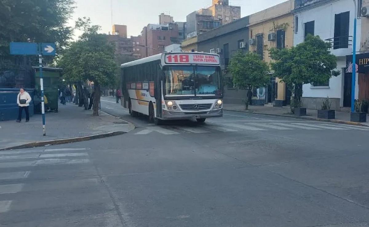 FOTO: Paro de transporte por tiempo indeterminado en Tucumán. (Foto: LV12)