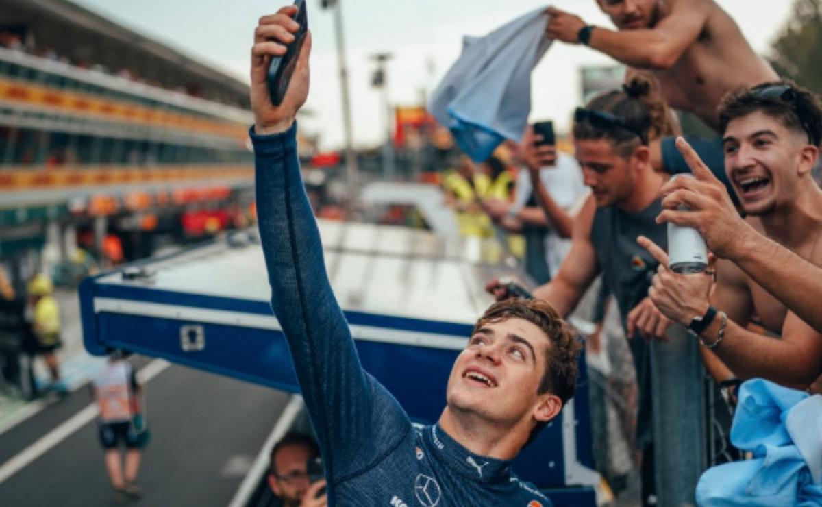 FOTO: Franco Colapinto con los hinchas argentinos. Foto: WIlliams Racing.